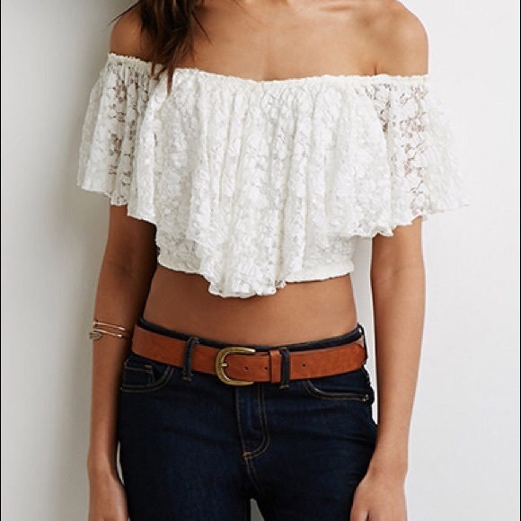 Hollister Tops - 🦋 White lace Hollister crop top